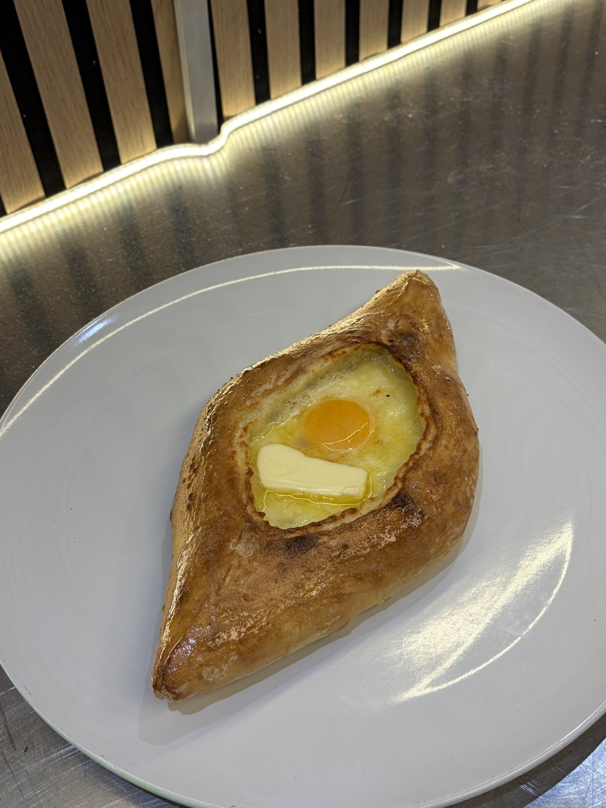Khachapuri adjarien servi au comptoir du truck