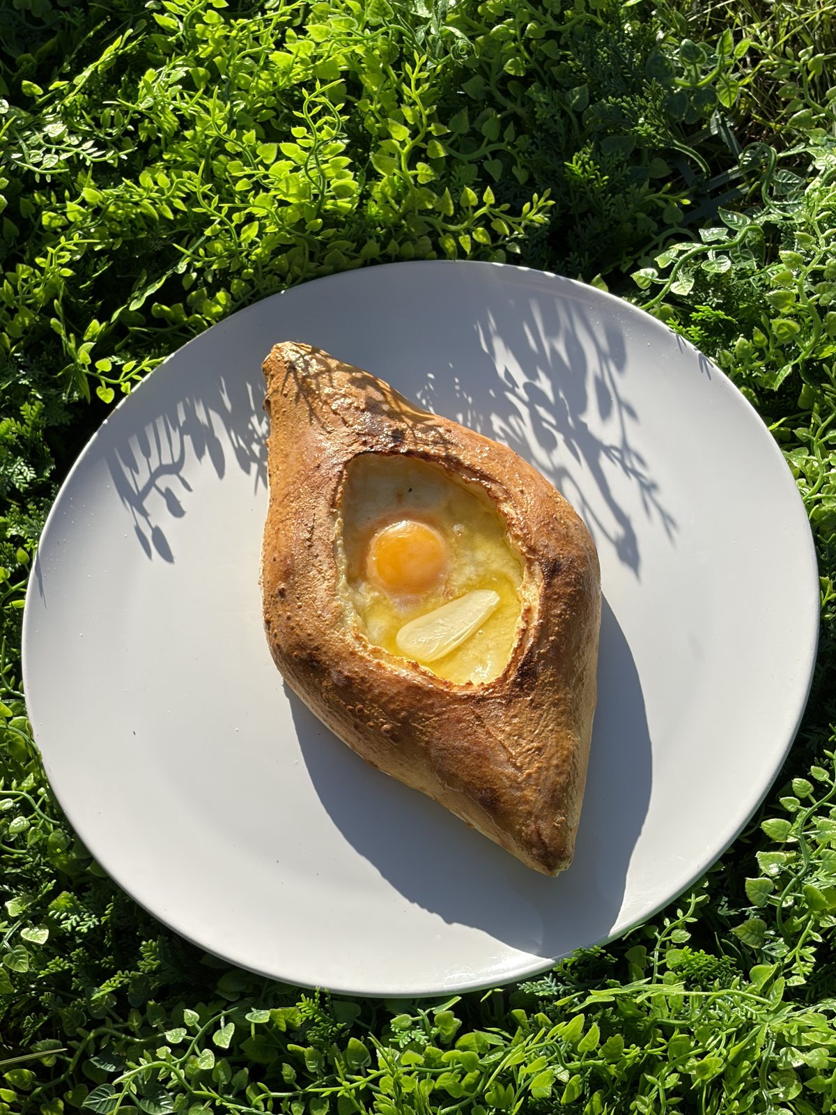 Khachapuri adjarien sur l'herbe